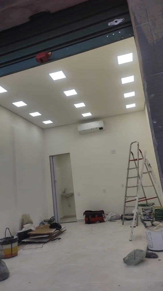 Loja em obra com iluminação de embutir em LED instalada no forro