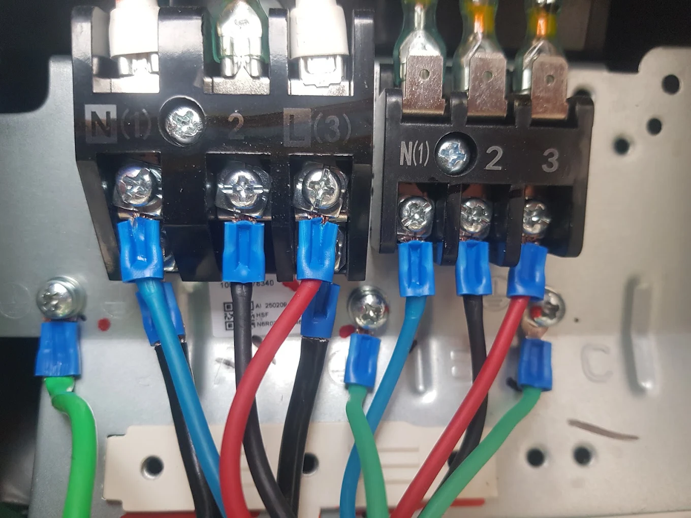 Ligação elétrica de ar-condicionado com terminais isolados e fios organizados por cor nos bornes