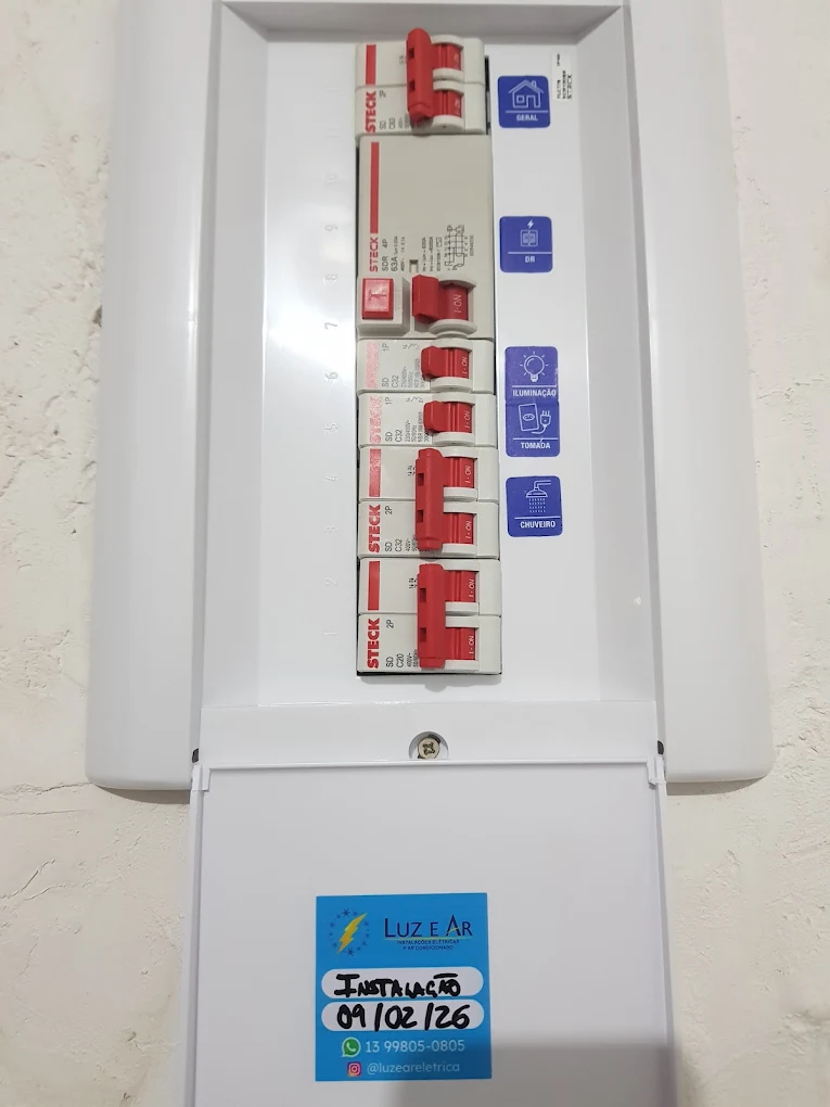 Quadro de disjuntores montado pela Luz e Ar, com circuitos identificados e etiqueta da empresa com a data da instalação